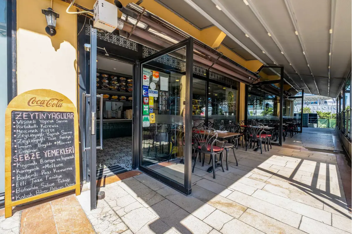 ATAŞEHİR ATA BLOKLARI’NDA OTURMUŞ MÜŞTERİLİ, 250 M² KAPALI + 75 M² TERASLI DEVREN RESTORAN
