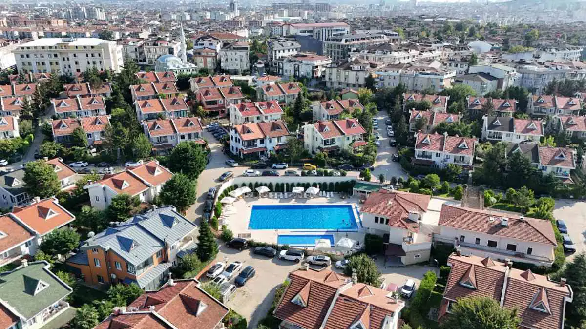 ÇEKMEKÖY GÖKDENİZ VİLLALARINDA EŞYALI BAHÇELİ TRİPLEKS VİLLA 3