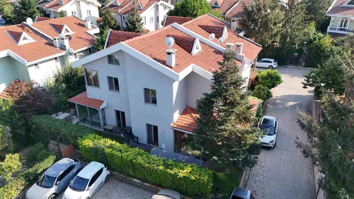 ÇEKMEKÖY GÖKDENİZ VİLLALARINDA EŞYALI BAHÇELİ TRİPLEKS VİLLA 2