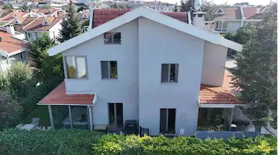 ÇEKMEKÖY GÖKDENİZ VİLLALARINDA EŞYALI BAHÇELİ TRİPLEKS VİLLA