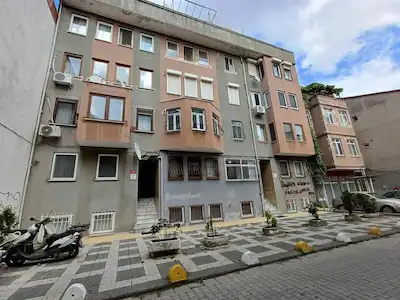 ACIBADEM CADDESİNDE KİRALIK CUMBALI 1,5 + 1 DAİRE