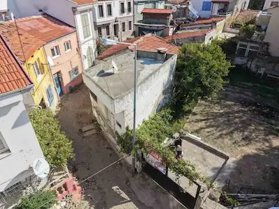 AYVALIK FEVZİPAŞA’NIN KALBİNDE, MERKEZİ KONUMLU YATIRIMLIK SATILIK MÜSTAKİL EV