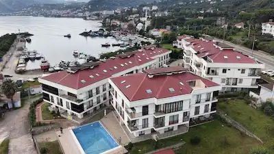 PERŞEMBE HIZIR KAPTAN KONAKLARI’NDA HAVUZLU I DENİZE SIFIR 3+1 ÇATI DUBLEKSİ