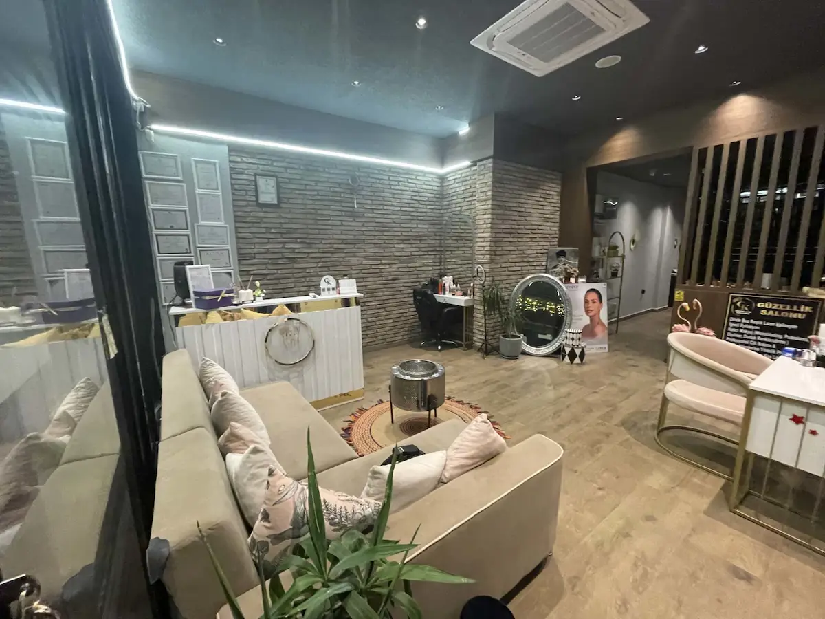 ATAŞEHİRE KOMŞU ŞERİFALİ BÖLGESİNDE HAZIR KURULU  DEVREN KİRALIK GÜZELLİK SALONU