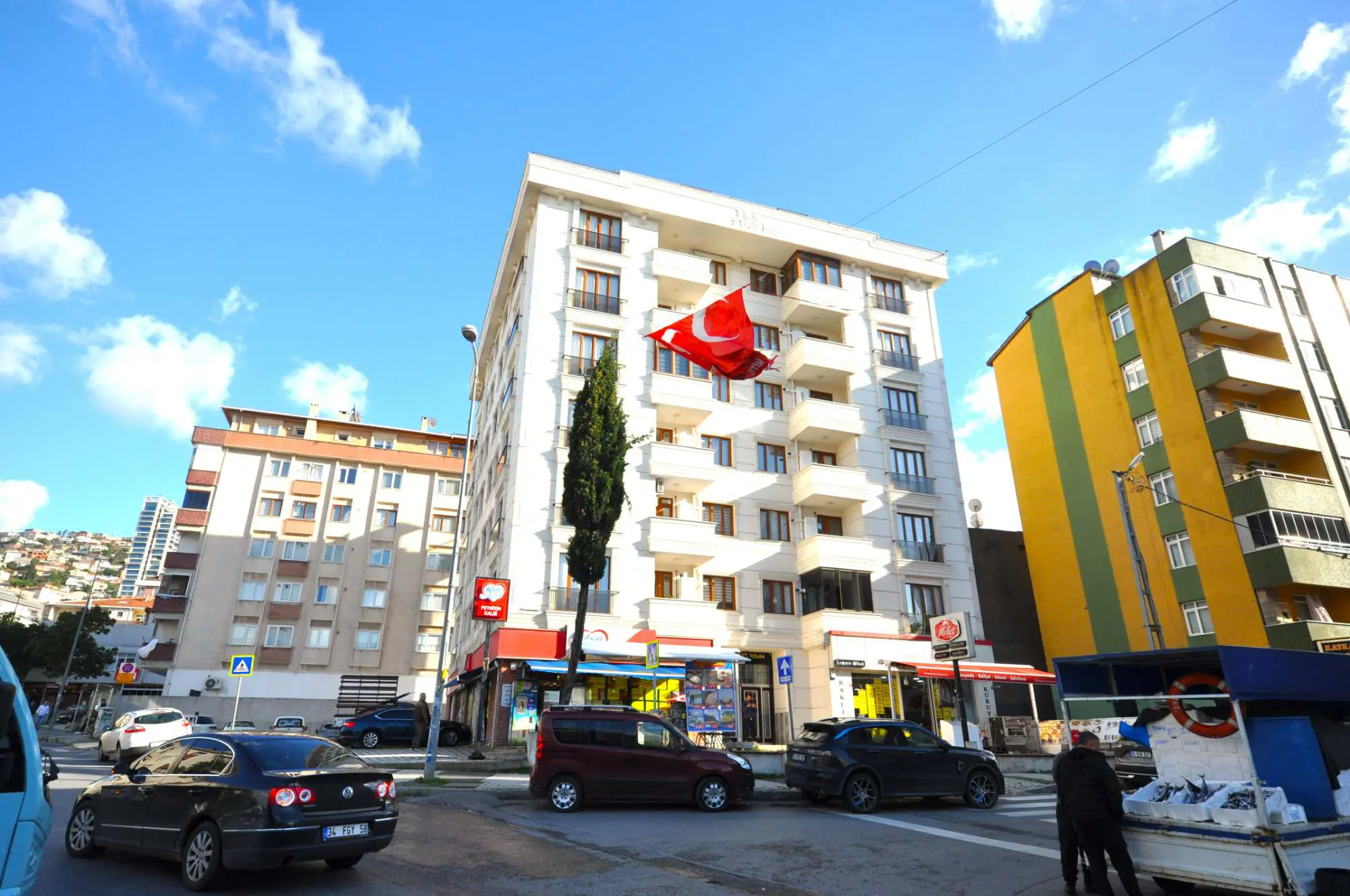 MALTEPE ZÜMRÜTEVLER İŞLEK CADDE ÜZERİ BÜYÜK DEPOLU FIRSAT DÜKKAN