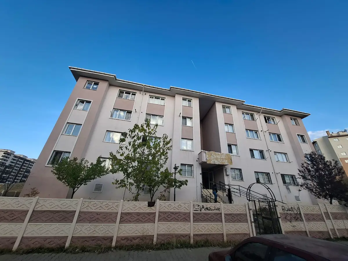 RE-MAX DEĞİŞİM -ÇAYDAÇIRA MAHAHALLESİ ARA KAT FIRSAT İÇİ YAPILI TOKİ DAİRESİ