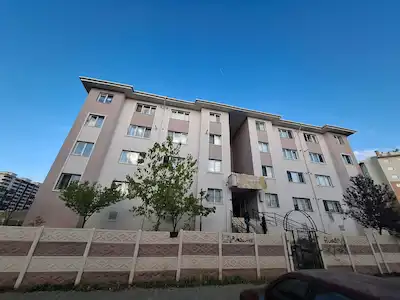 RE-MAX DEĞİŞİM -ÇAYDAÇIRA MAHAHALLESİ ARA KAT FIRSAT İÇİ YAPILI TOKİ DAİRESİ