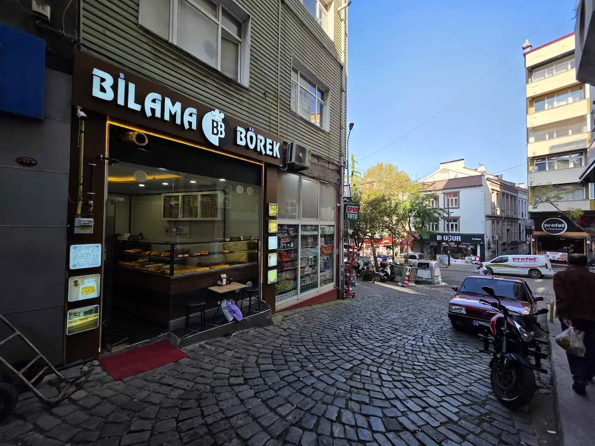 MARAŞ CADDESİN DE ARAÇ TAKASINA AÇIK DEVREN KİRALIK DÜKKAN