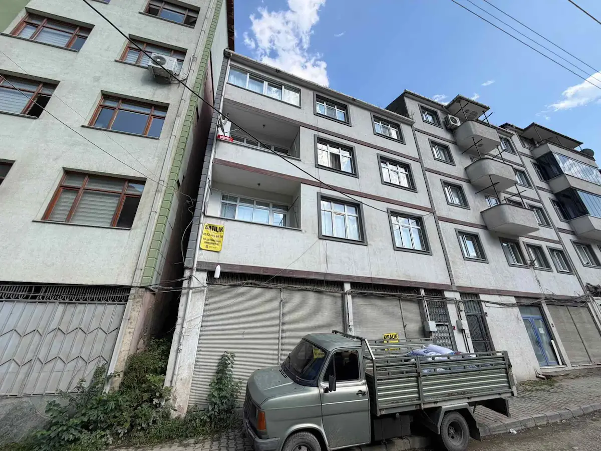 MAÇKA MERKEZDE SATILIK 2+1 DOĞALGAZLI DAİRE