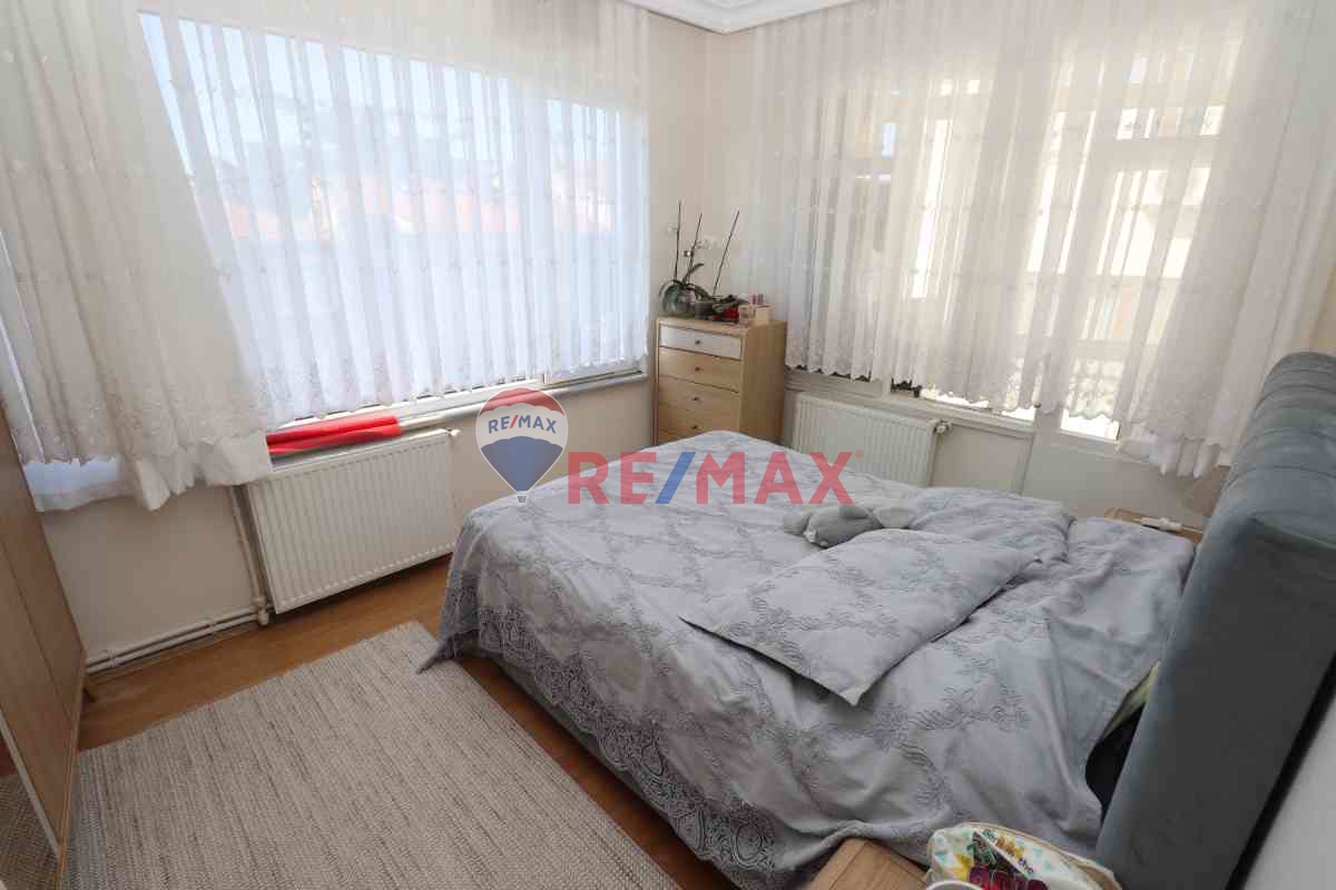 ÜSKÜDAR VALIDEI ATIK’TE DENIZ MANZARALI, BALKONLU, MASRAFSIZ 2+1 KIRALIK DAIRE! 