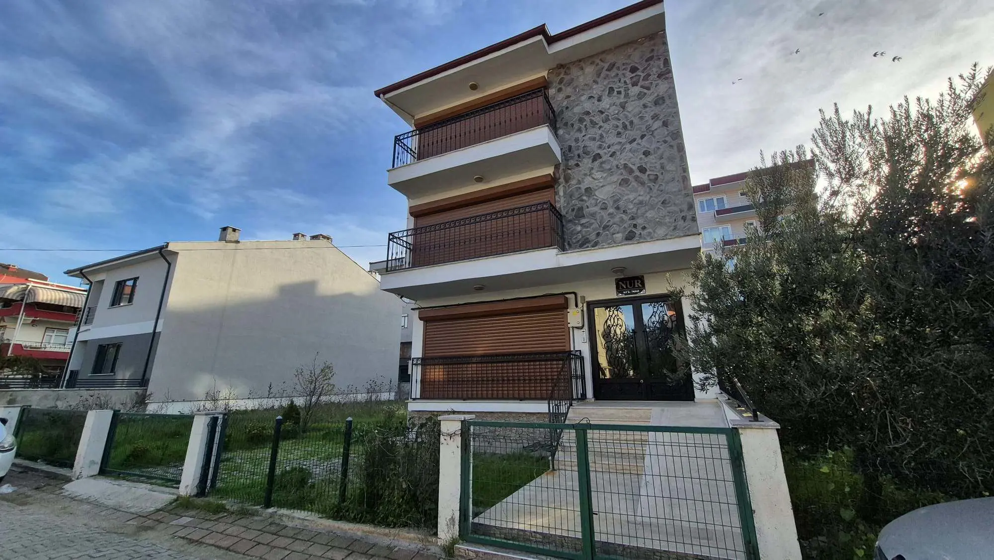 ÇANAKKALE BAYRAMIÇ'DE ÜÇ DAIRELI BAHÇELI APARTMAN KOMPLE SATILIK