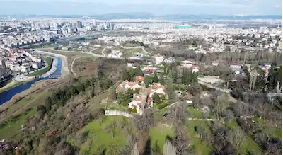 REMAX BEYAZ DOBURCA MERKEZİNDE MANZARALI 1899 M2 TEK TAPU BAHÇE