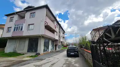 SERDİVAN, BAHÇELİ EVLER'DE MERKEZİ KONUMDA,GENİŞ 3.KAT 3+1 DAİRE