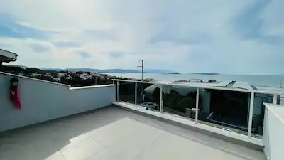URLA TED KOLEJİ YANINDA FULL DENİZ MANZARALI SATILIK TRİPLEKS VİLLA..