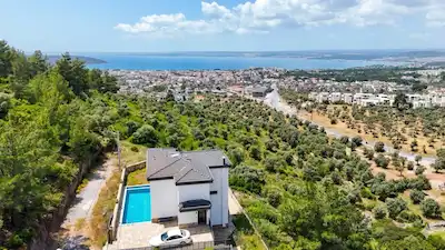 DIDIM AKBÜK‘TE 600 M² ARSA IÇERISINDE PANORAMIK DENIZ MANZARALI 5 + 1 VİLLA