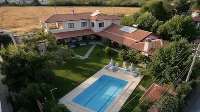 DALYAN MERKEZDE 1.219 M² ARSA ÜZERINDE TURIZM RUHSATLI ÖZEL TASARIM LÜKSVILLA