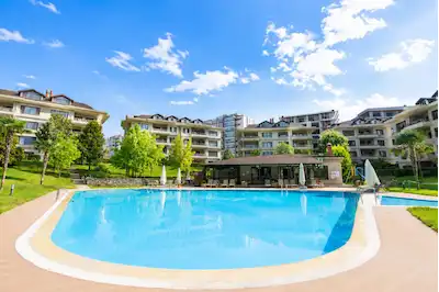 RE/MAX BEYAZ | DİKENCİK COUNTRY’DE TAMAMI YENİLENMİŞ, ÖZEL CEPHELİ PRESTİJLİ DAİRE