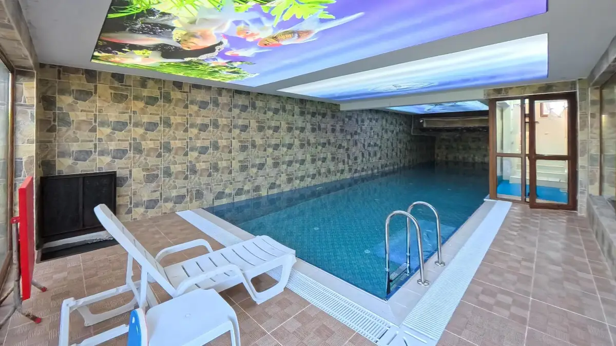 BAĞLICA'DA HAVUZLU 10+1 SATILIK KONFORLU VİLLA