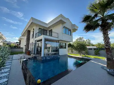 ŞILE’DE ORMAN VE DOĞA MANZARALI SIFIR 3 KATLI 6+1 SIFIR EŞYALI ÖZEL VILLA