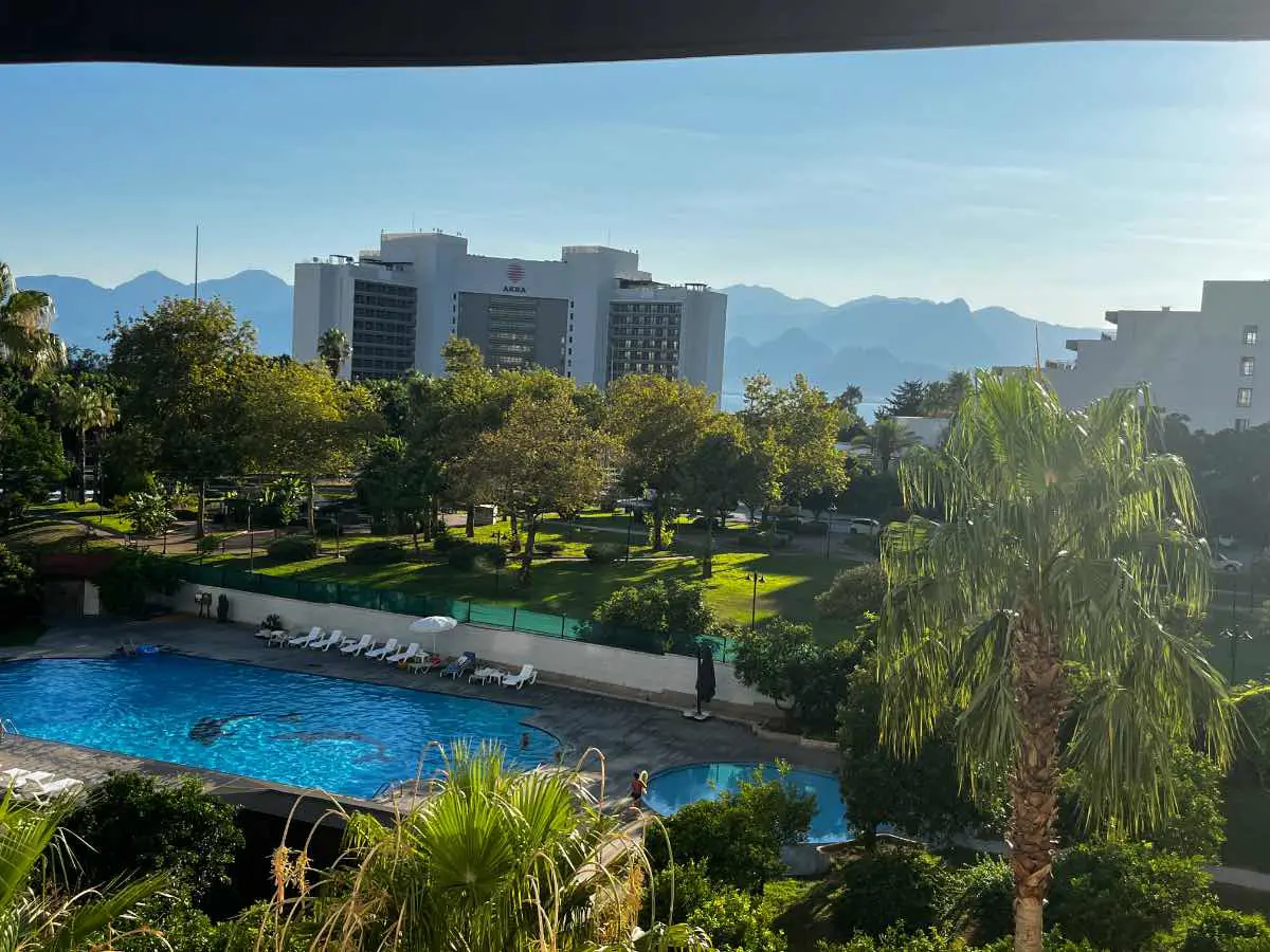 ANTALYA LIDERKENT 1'DE DENIZ MANZARALI,EŞYALI SATILIK 3+1 DAIRE