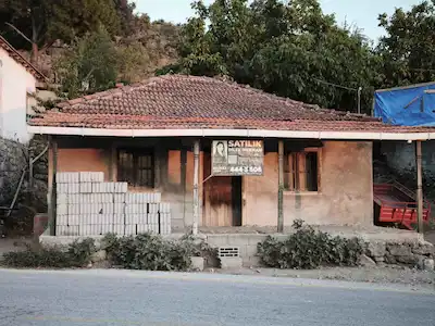 DİKİLİ ÇUKURALAN KÖYİÇİ'NDE SATILIK 57 M² BAHÇELİ KAGİR EV
