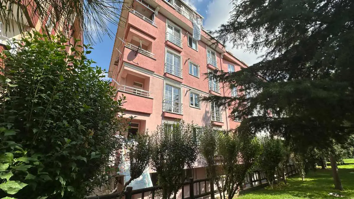 YENİBOSNA RADAR'DA GENÇ BİNA ARA KAT 2+1 PARK MANZARALI DAİRE