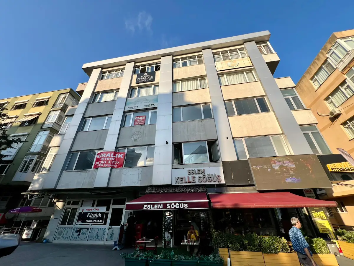 İNCİRLİ CADDESİ ÜZERİNDE İŞ MERKEZİ İÇERİSİNDE SATILIK DÜKKAN