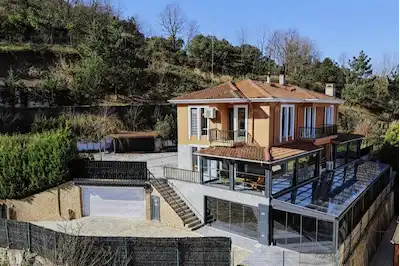 SATILIK!! KARŞIYAKA ÜNİKENT SİTESİNDE BÜYÜK ARSA PAYLI 6+2 VİLLA