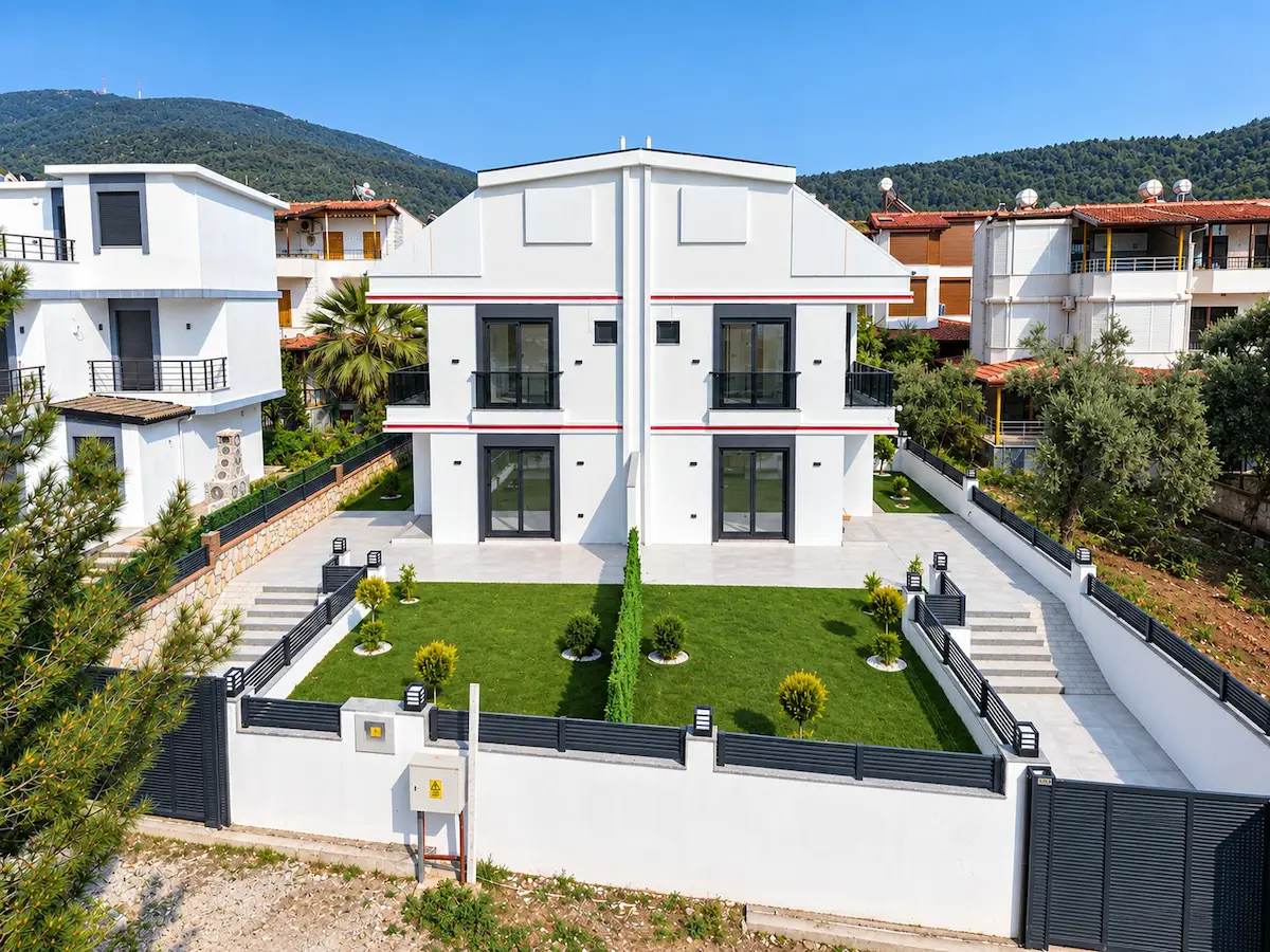 AKBÜK’TE DENİZE YÜRÜME MESAFESİNDE SIFIR FULL EŞYALI 3+1 VİLLA