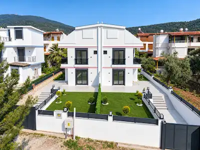 AKBÜK’TE DENİZE YÜRÜME MESAFESİNDE SIFIR FULL EŞYALI 3+1 VİLLA