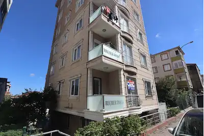 ÇEKMEKÖY SOĞUKPINAR’DA KATTA TEK • İÇI YENILENMIŞ • 43 M² ARSA PAYLI 3+1 SATILIK DAİRE