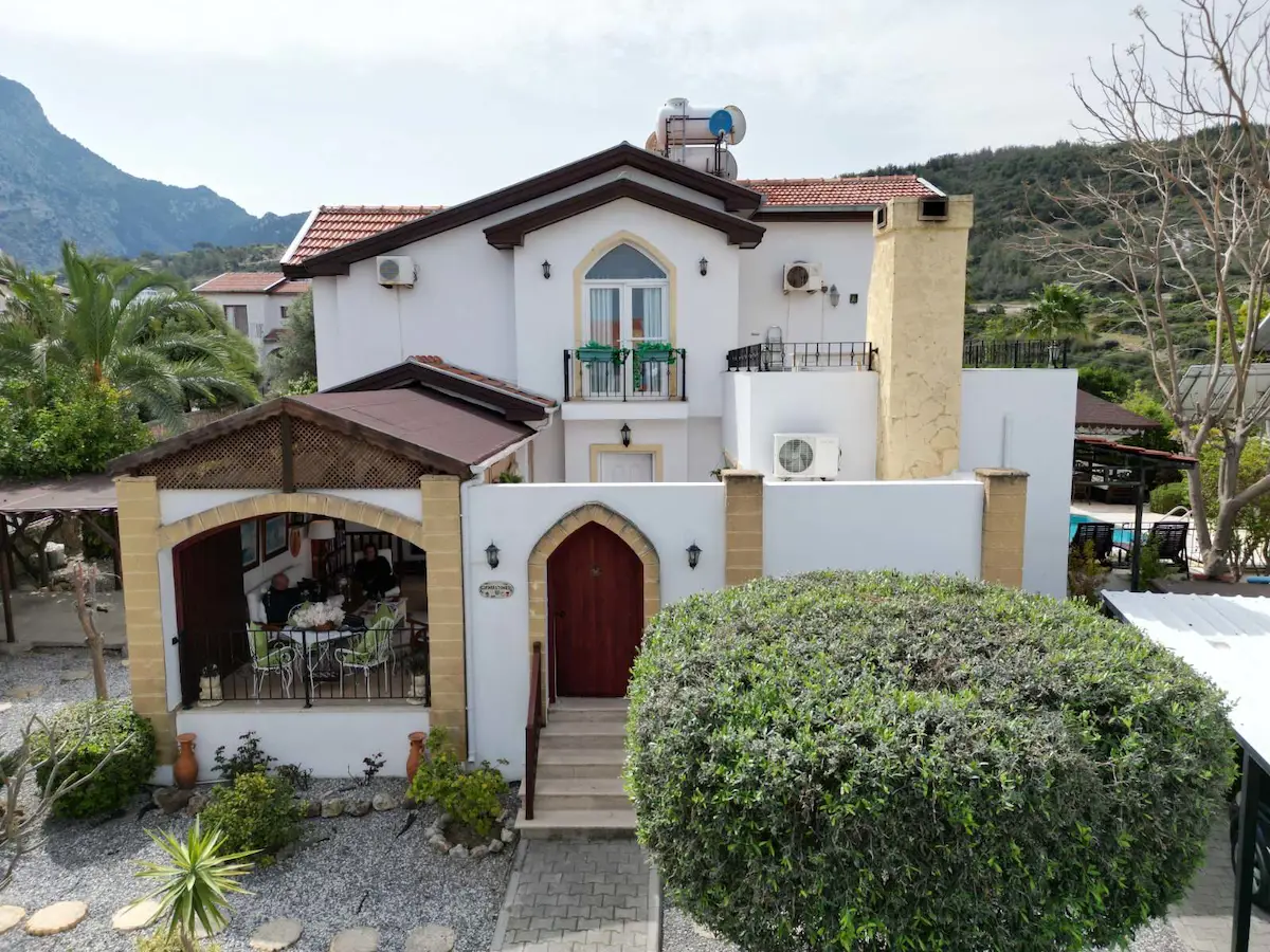 KARŞIYAKA BÖLGESINDE SATILIK VILLA