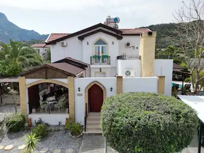 KARŞIYAKA BÖLGESINDE SATILIK VILLA