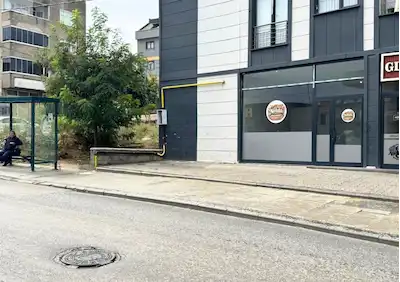 MİMAR SİNAN CADDESİ DURAK ÖNÜ DEPOLU KİRALIK DÜKKAN