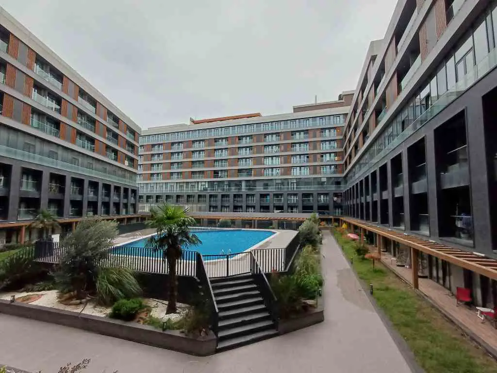 YALOVA BEGONYA SİTESİ'NDE MERKEZİ KONUMLU 1+1 KİRALIK DAİRE