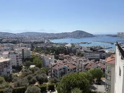 KUŞADASI MARİNADA DENİZ VE ŞEHİR MANZARALI SATILIK 3+1 DAİRE
