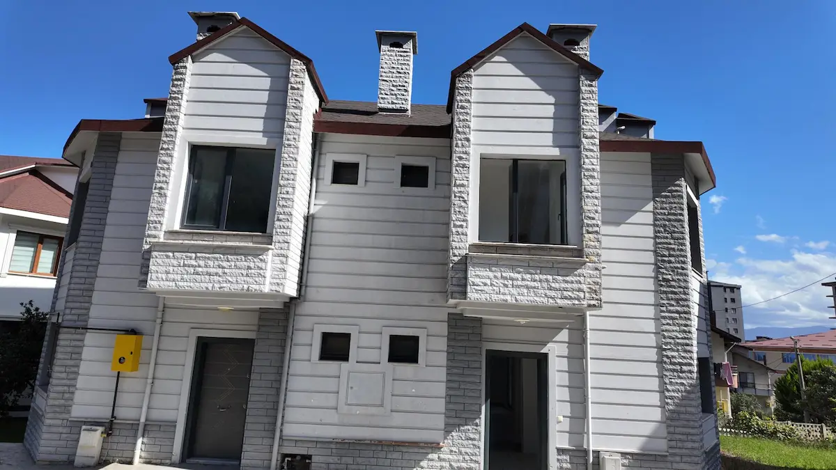 FATSA DOLUNAY’DA MAVİ EVLER SİTESİ’NDE SATILIK 3 KATLI TRİPLEX VİLLA