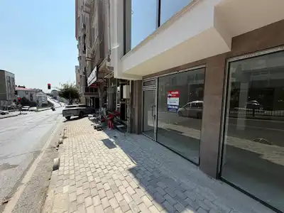 HER TÜRLÜ İŞ KOLUNA UYGUN CADDE ÜZERİNDE KİRALIK DÜKKAN