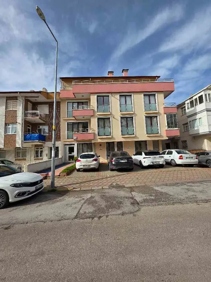 KEÇIÖREN ÇİÇEKLİ MAHALLESİNDE ÇOK IYI BIR LOKASYONDA KEYIFLI BAHÇE KULLANIMLI, BAHÇE KATI DAIRE