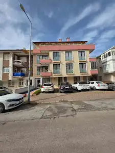 KEÇIÖREN ÇİÇEKLİ MAHALLESİNDE ÇOK IYI BIR LOKASYONDA KEYIFLI BAHÇE KULLANIMLI, BAHÇE KATI DAIRE