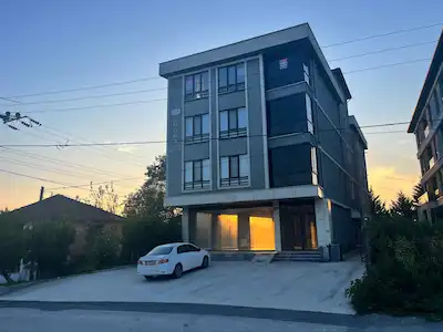 RE/MAX DIA’DAN ÜNİVERSİTEYE VE ŞEHİR MERKEZİNE YAKIN, ASANSÖRLÜ VE EBEVEYN BANYOLU TEMİZ DAİRE!