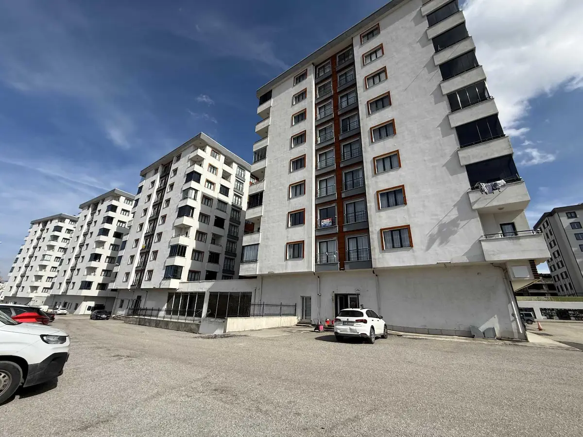 REMAX İLKE'DEN MEMURSEN KONUTLARI'NDA 3+1 SATILIK DAİRE