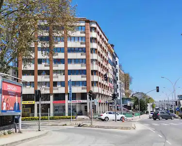 İZMİT MERKEZ D100 ÜZERİ-3 CEPHE-MUTFAKLI-3+1 KİRALIK OFİS KATI