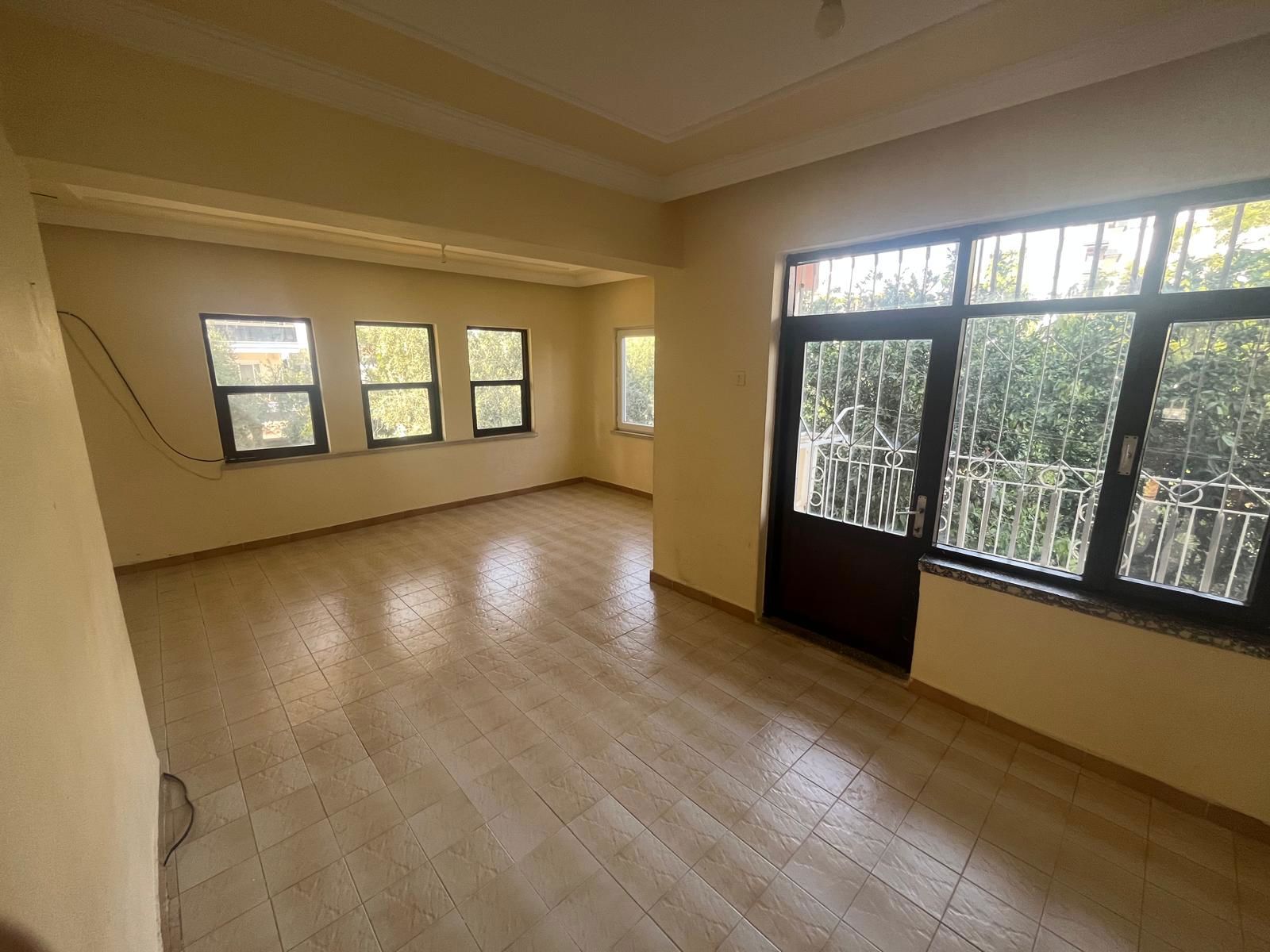 HER CEPHEDEN IŞIK ALAN FERAH AYRI MUTFAK 2+1  DAIRE