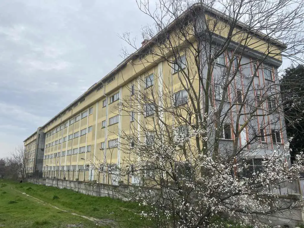 FIRUZKÖY’DE KİRALIK 8000 M2 DEPOLAMA VE HAFİF İMALATA UYGUN TİCARİ ÜNİTE