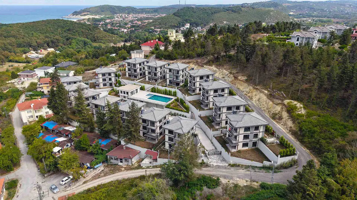 ŞILEDE SELVI KONAKLARI SITESINDE GENIŞ BAHÇELI 4+2 TRIPLEKS