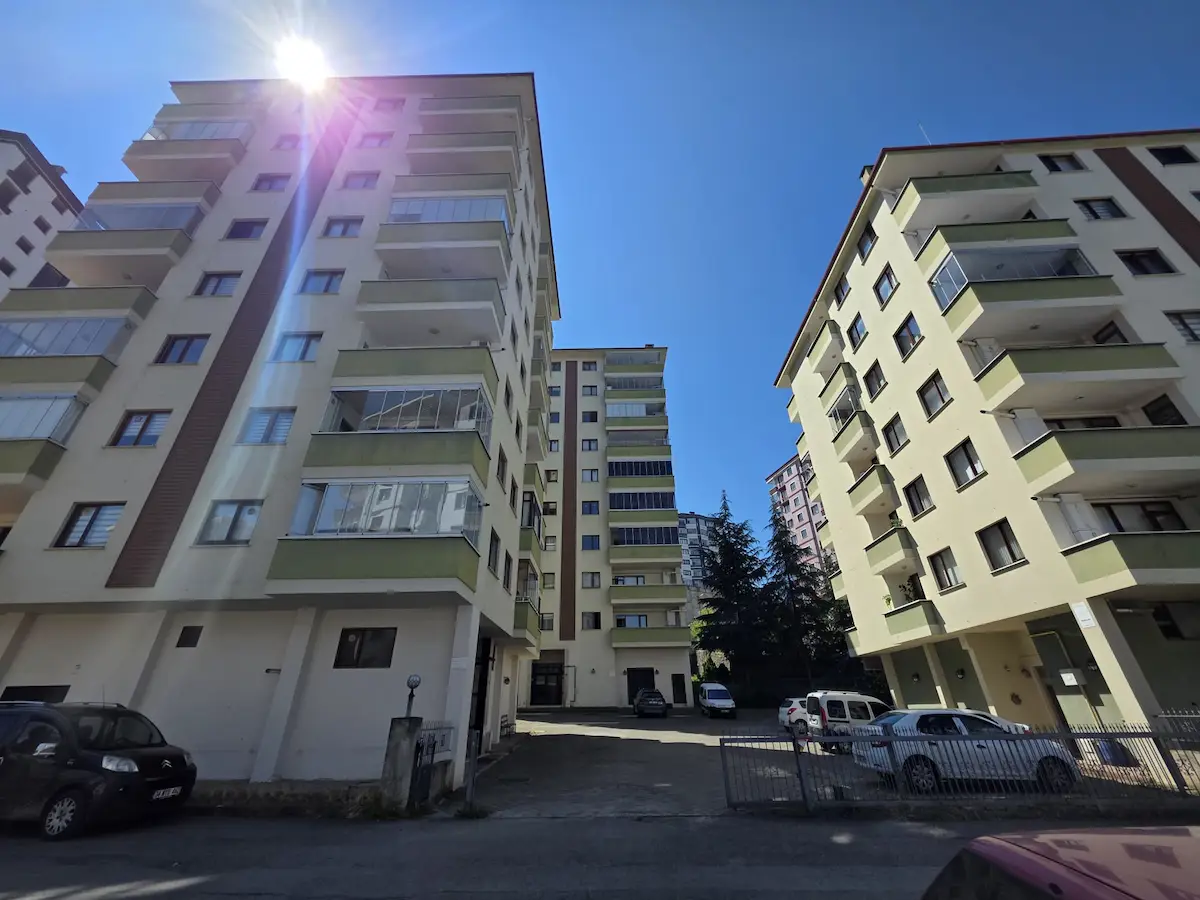 OSMANOĞLU SİTESİNDE DENİZ MANZARALI DAİRE (SATILIK)