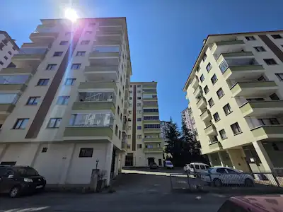 OSMANOĞLU SİTESİNDE DENİZ MANZARALI DAİRE (SATILIK)