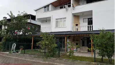 TEKİRDAĞ YENİÇİFTLİK’TE DENİZE SIFIR DOĞAYLA İÇ İÇE *EVREN TATİL KÖYÜNDE* SATILIK 4+2 TRİPLEX VİLLA