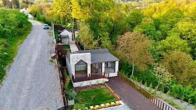 YEŞILYAYLADA DERE KENARI, HAVUZLU,RUHSATLI SATILIK MÜSTAKIL EV